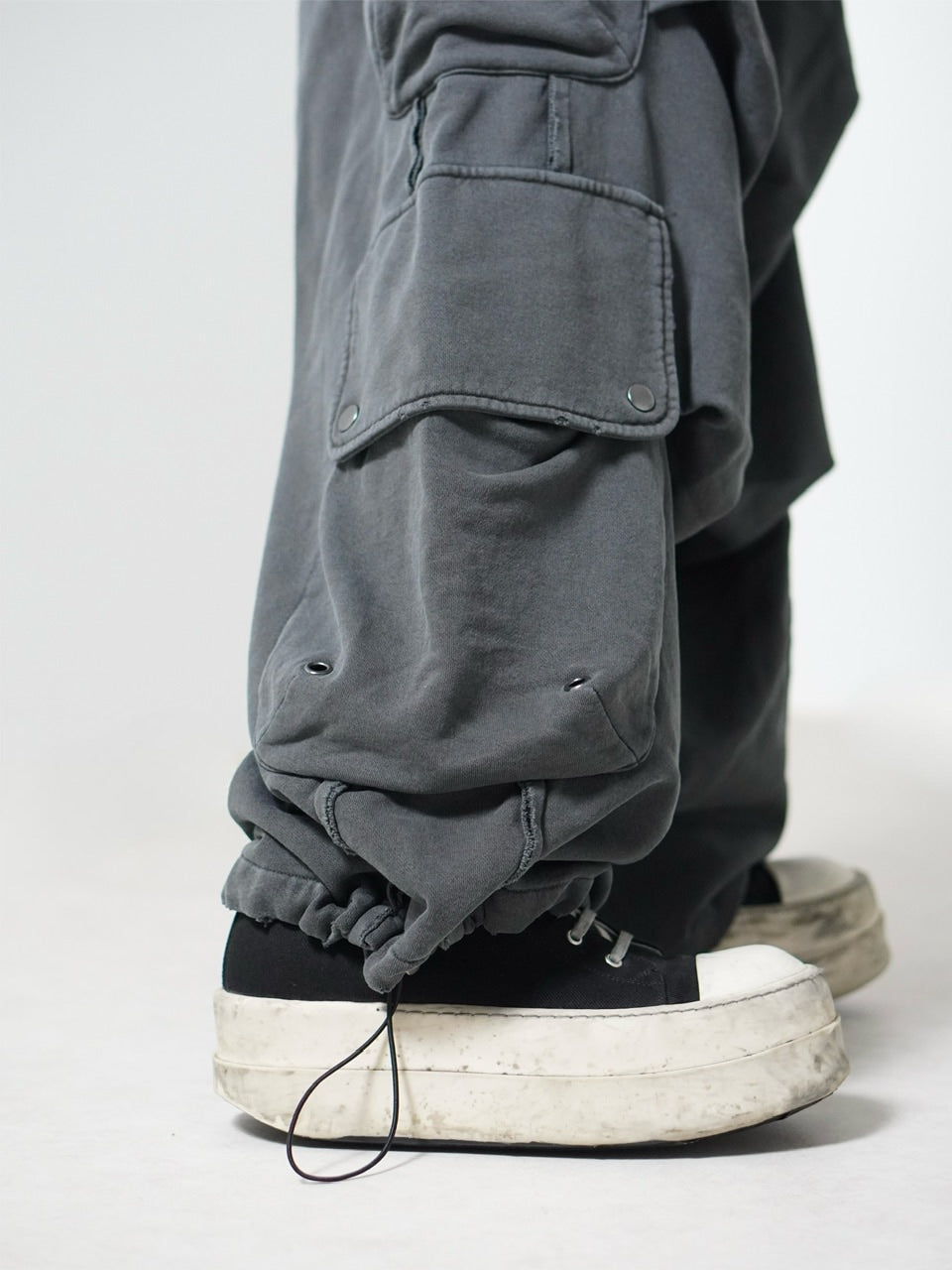 【CHIKASHITSU PLUS HIGH】4 pocket dirty wash sweat cargo pants (charcoal) / 【チカシツプラスハイ】マルチポケットダーティーウォッシュスウェットカーゴパンツ