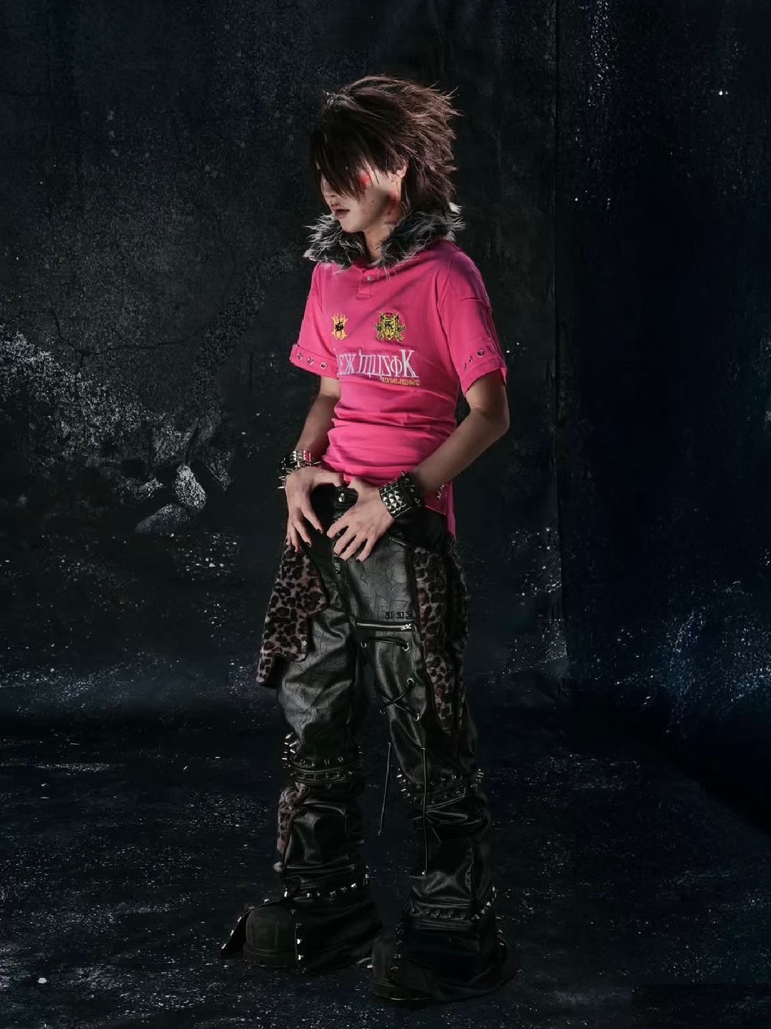 【Cozy world Wide】"BBY TECHBOI" FUR POLO / 【コージーワールドワイド】ロゴグラフィックファーカラー半袖ポロシャツ