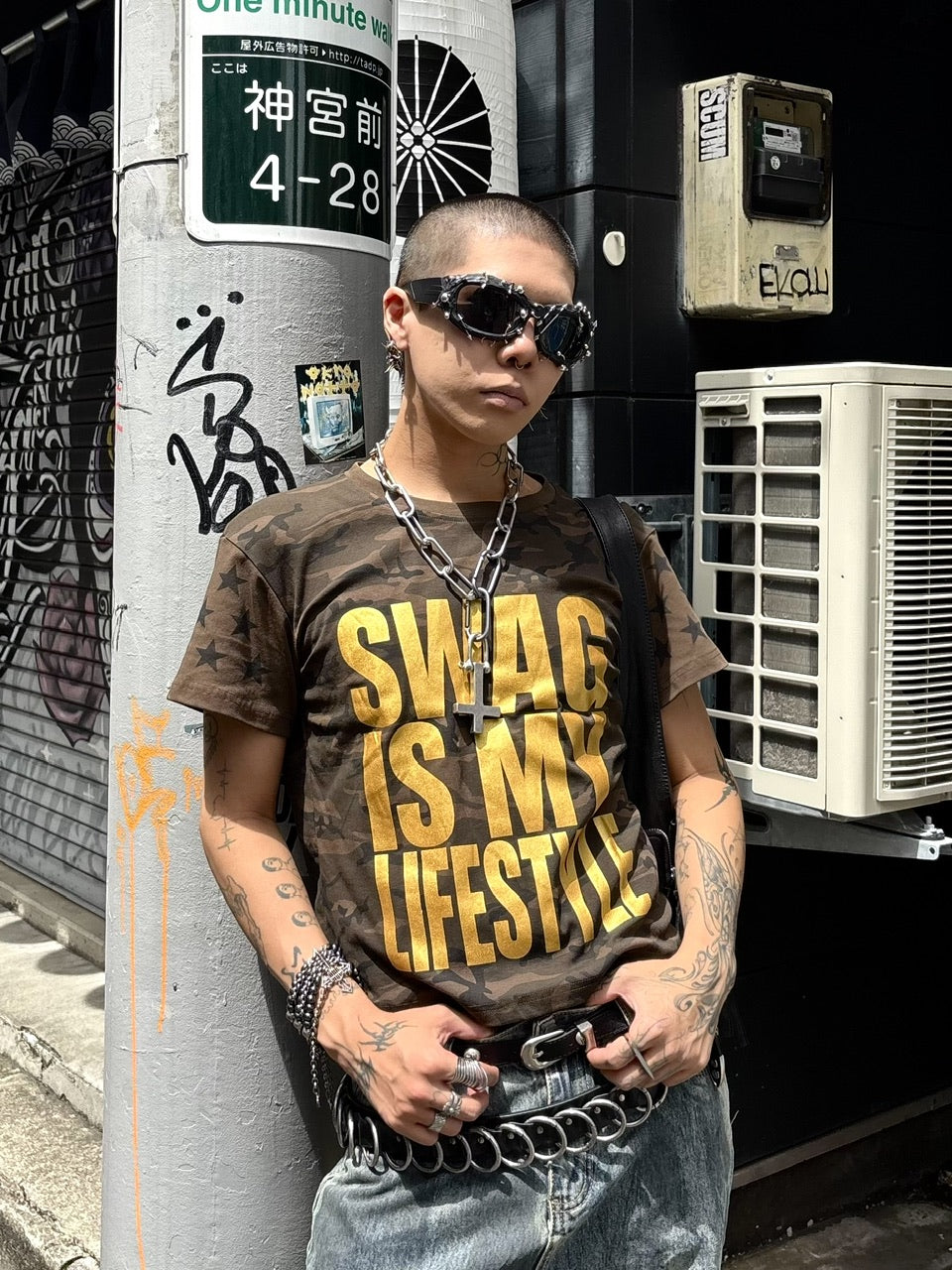 国際配送【Never mind the XU】camouflage logo print T-shirt
