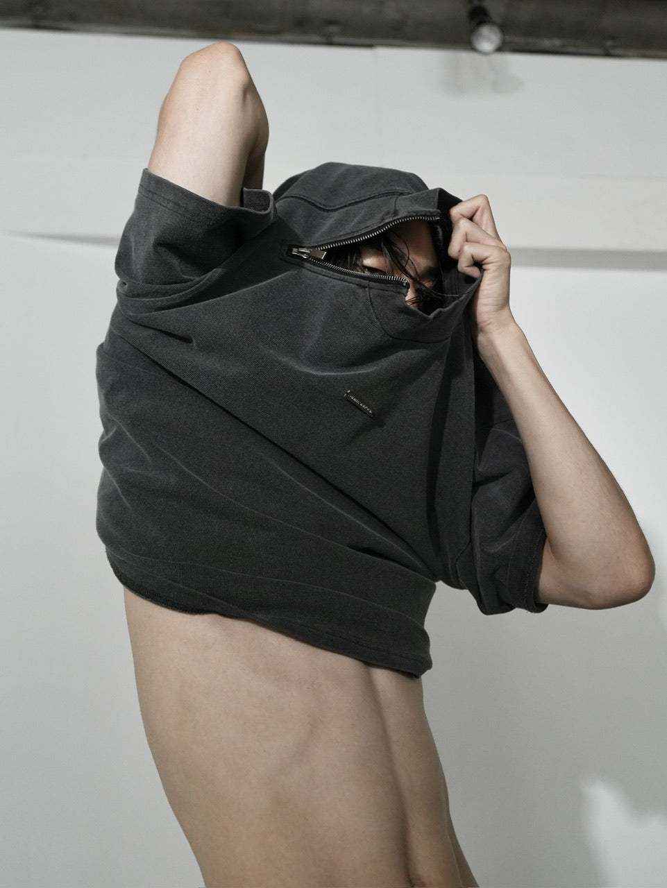 【CS】Shoulder zip mockneck tee (pigment black) / 【シーエス】ショルダージップモックネック半袖Tシャツ