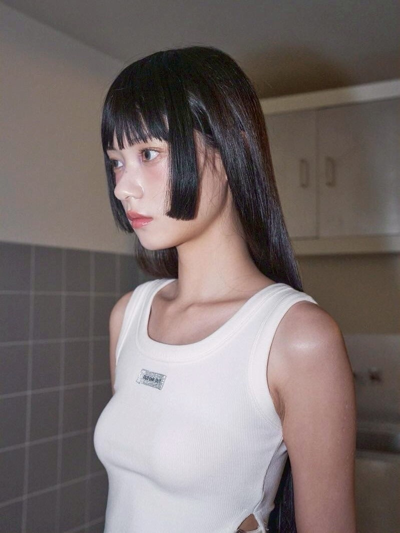 【ODDONEOUT】SIDE BUCKLE SLIT TOP