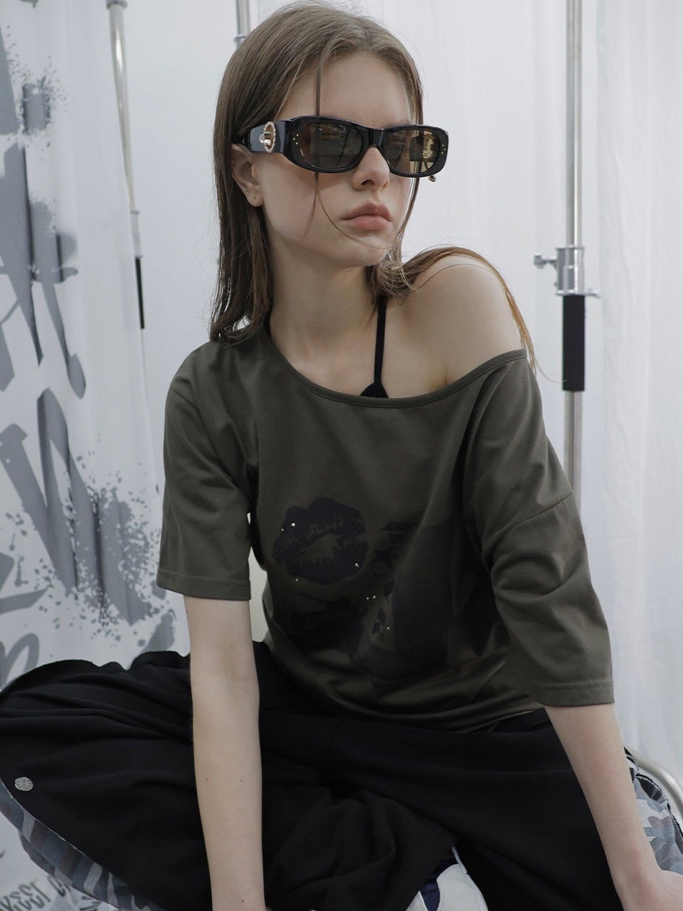 【HOLY NUMBER 7】OFF-SHOULDER PUNK GRAPHICS SHORT-SLEEVED T-SHIRT / 【ホーリーナンバーセブン】オフショルダープリント半袖Tシャツ