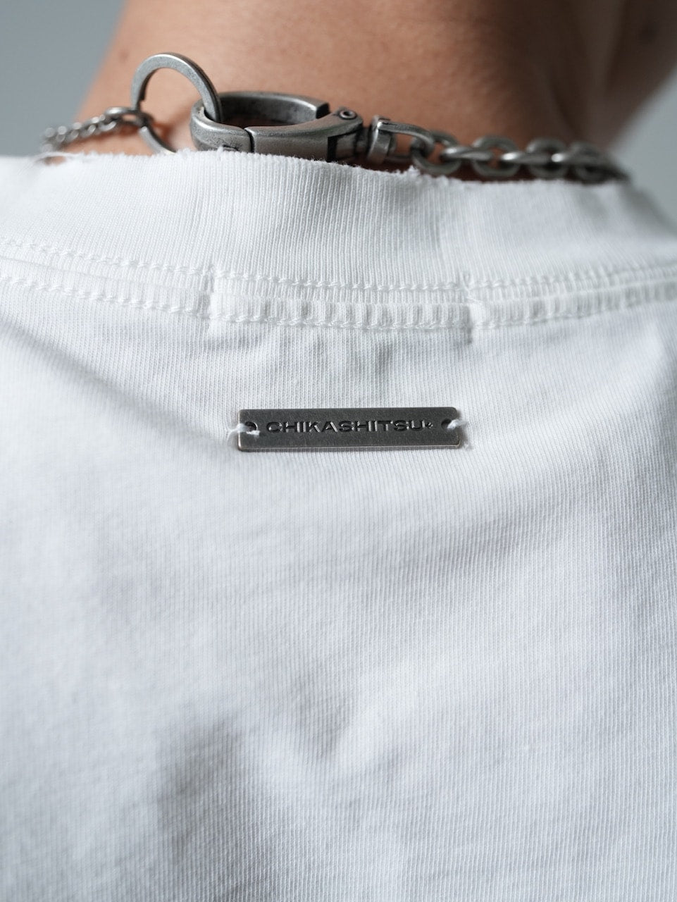 【CHIKASHITSU PLUS HIGH】Destroy skull cat T-shirt (white)