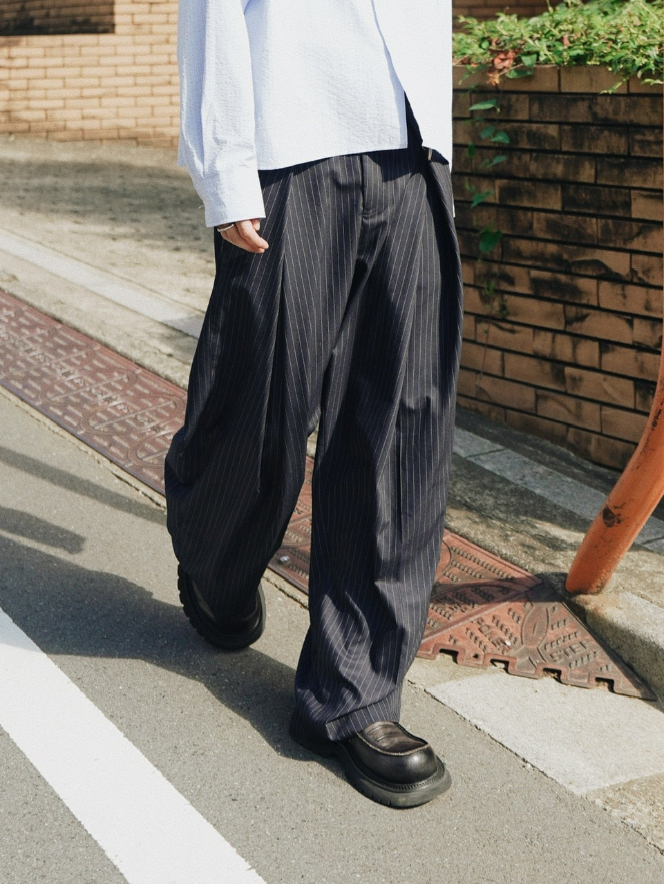 【CS】stripe cross tuck drape slacks (navy)