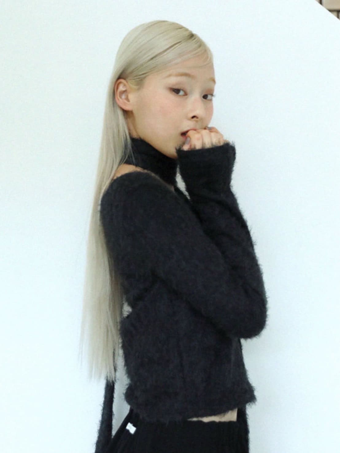 12/21 20:00 再販【Uglyshadow】SCARF ROUND T-SHIRT