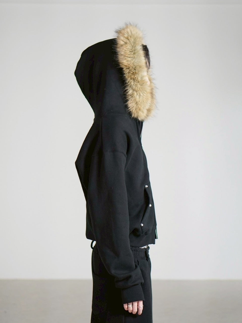受注制【Chikashitsu +】cropped studs fur zip hoodie / 【チカシツプラス】クロップドスタッズファージップフーディー (2color)