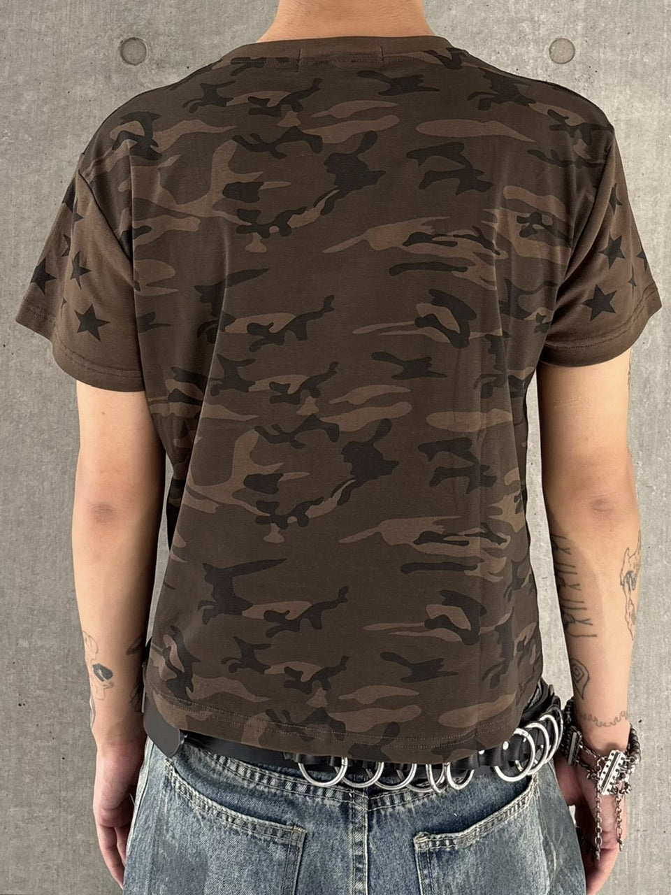 国際配送【Never mind the XU】camouflage logo print T-shirt