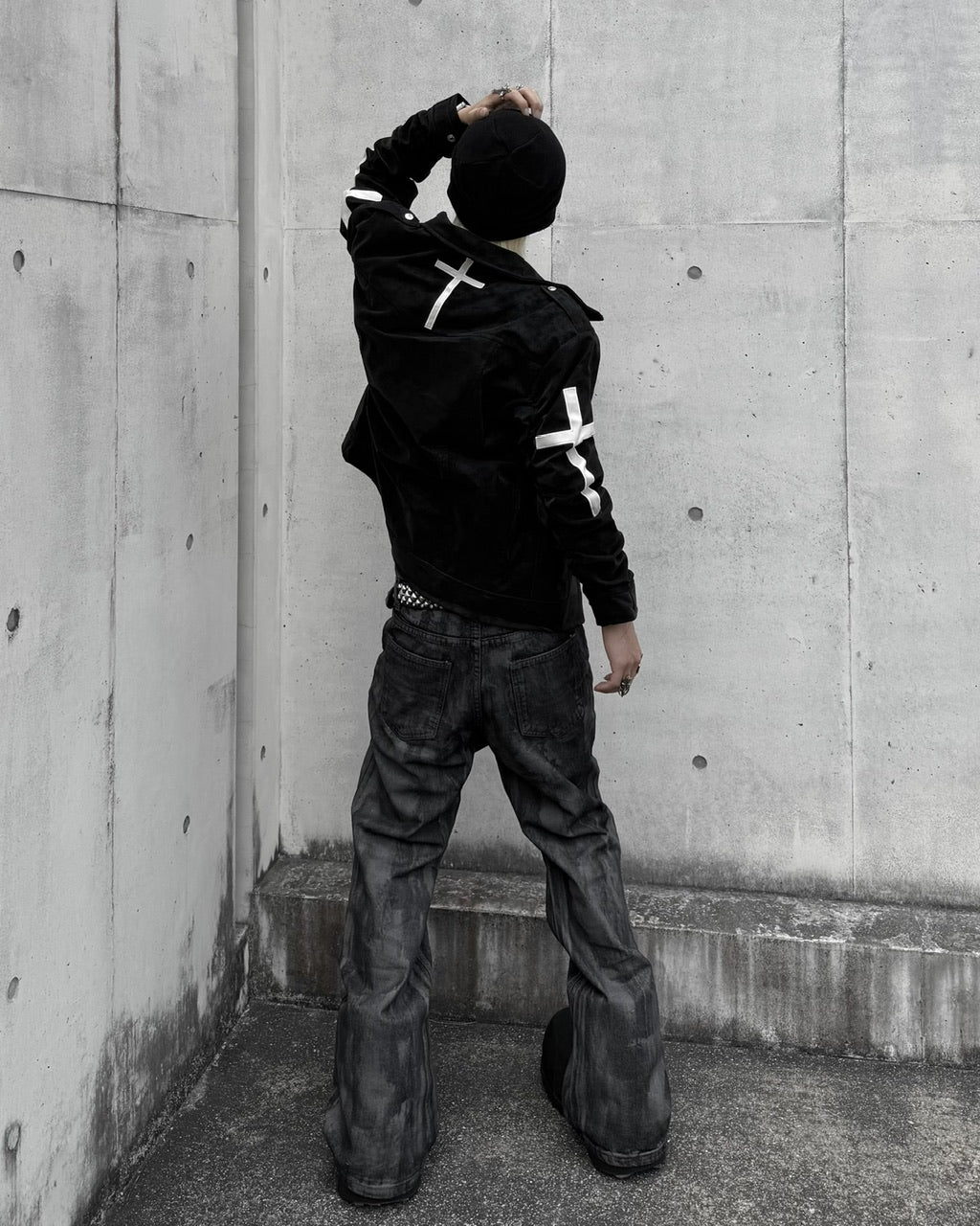 国際配送【Never mind the XU】cross emblem cropped leather jacket