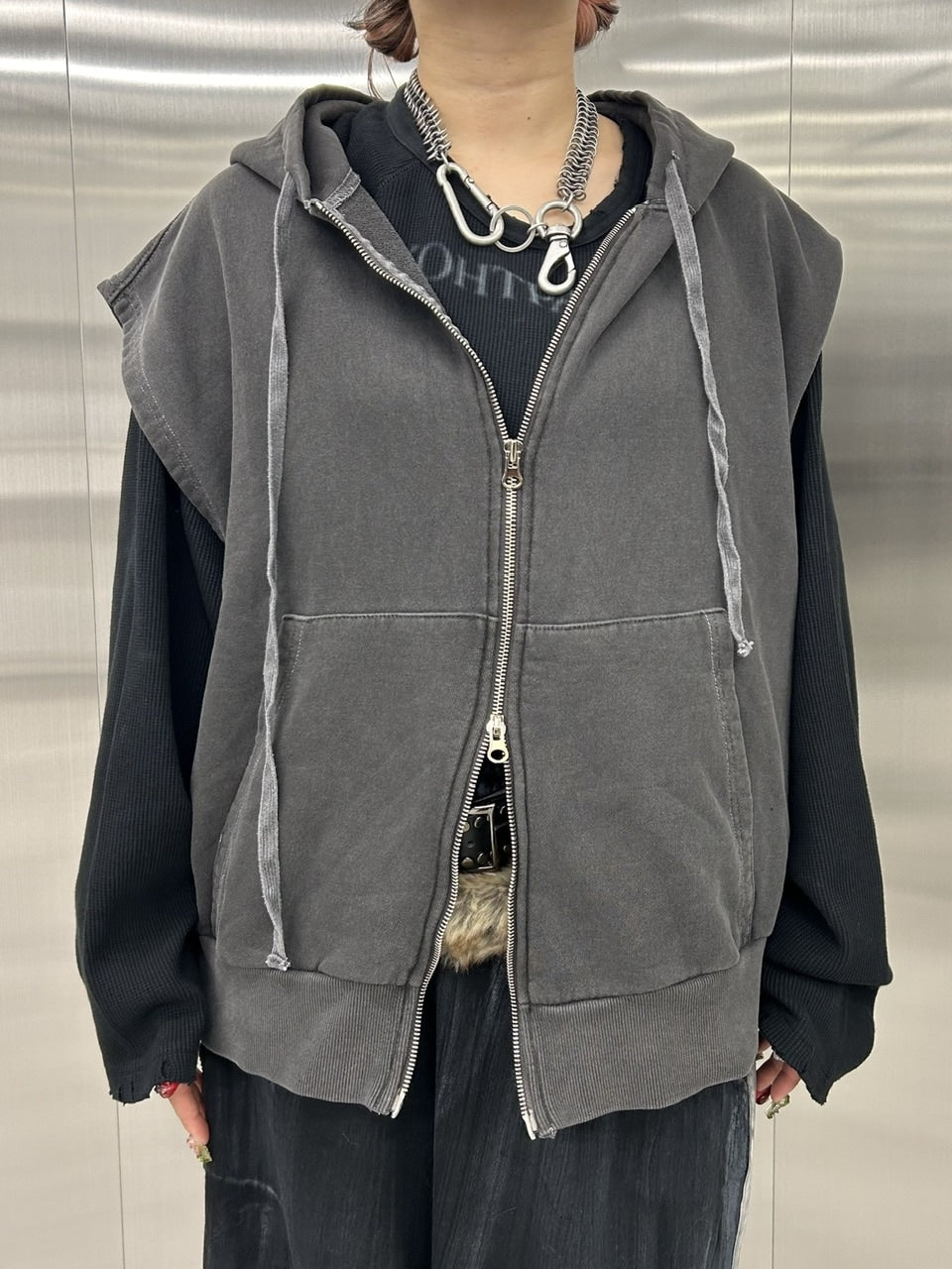 受注制【Never mind the XU】pigment sleeveless zip up hoodie (2color)