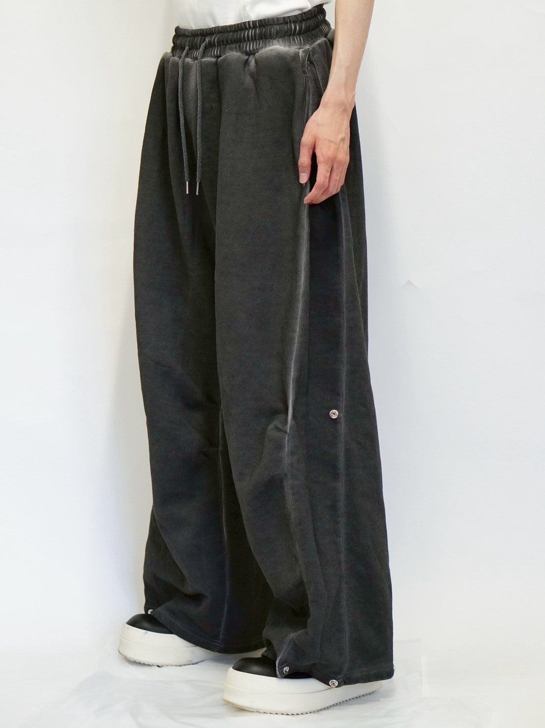 【DIG YOUR OWN GRAVE】Spray coating sweat pants