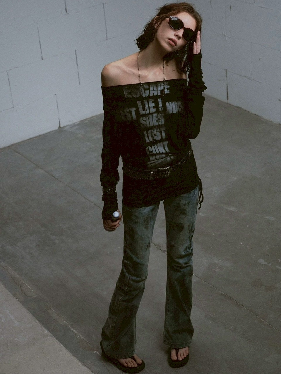 【Cest Nous】Doodle-printed batwing sleeve top / 【セヌー】オフショルダープリント長袖トップス