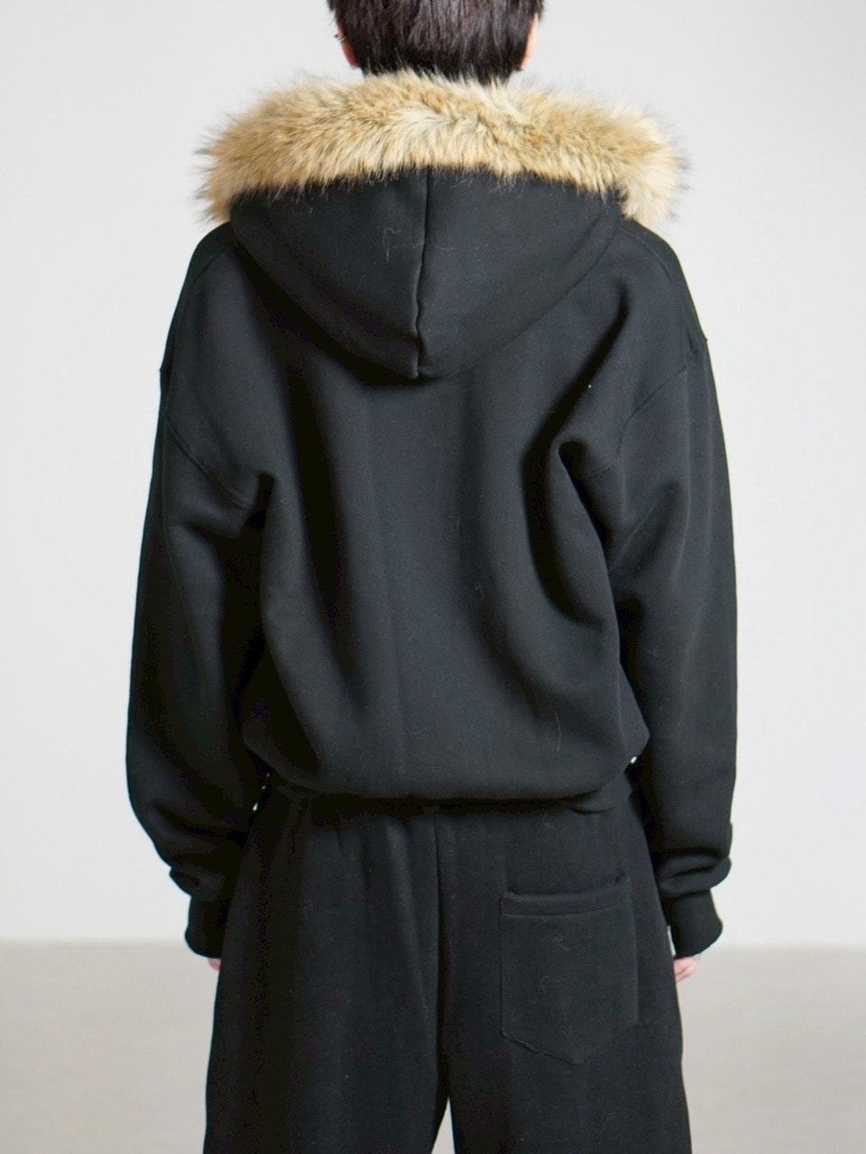 受注制【Chikashitsu +】cropped studs fur zip hoodie / 【チカシツプラス】クロップドスタッズファージップフーディー (2color)