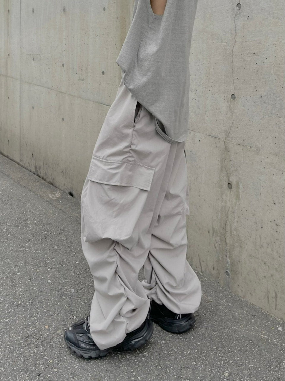 受注制【Chikashitsu +】oversized gather cargo pants (3color)