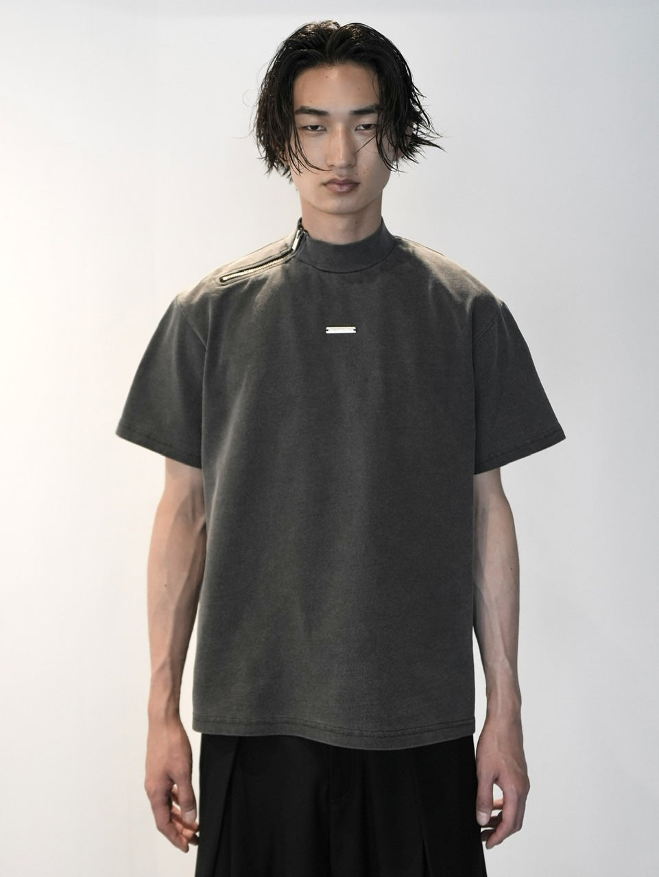【CS】Shoulder zip mockneck tee (pigment black) / 【シーエス】ショルダージップモックネック半袖Tシャツ
