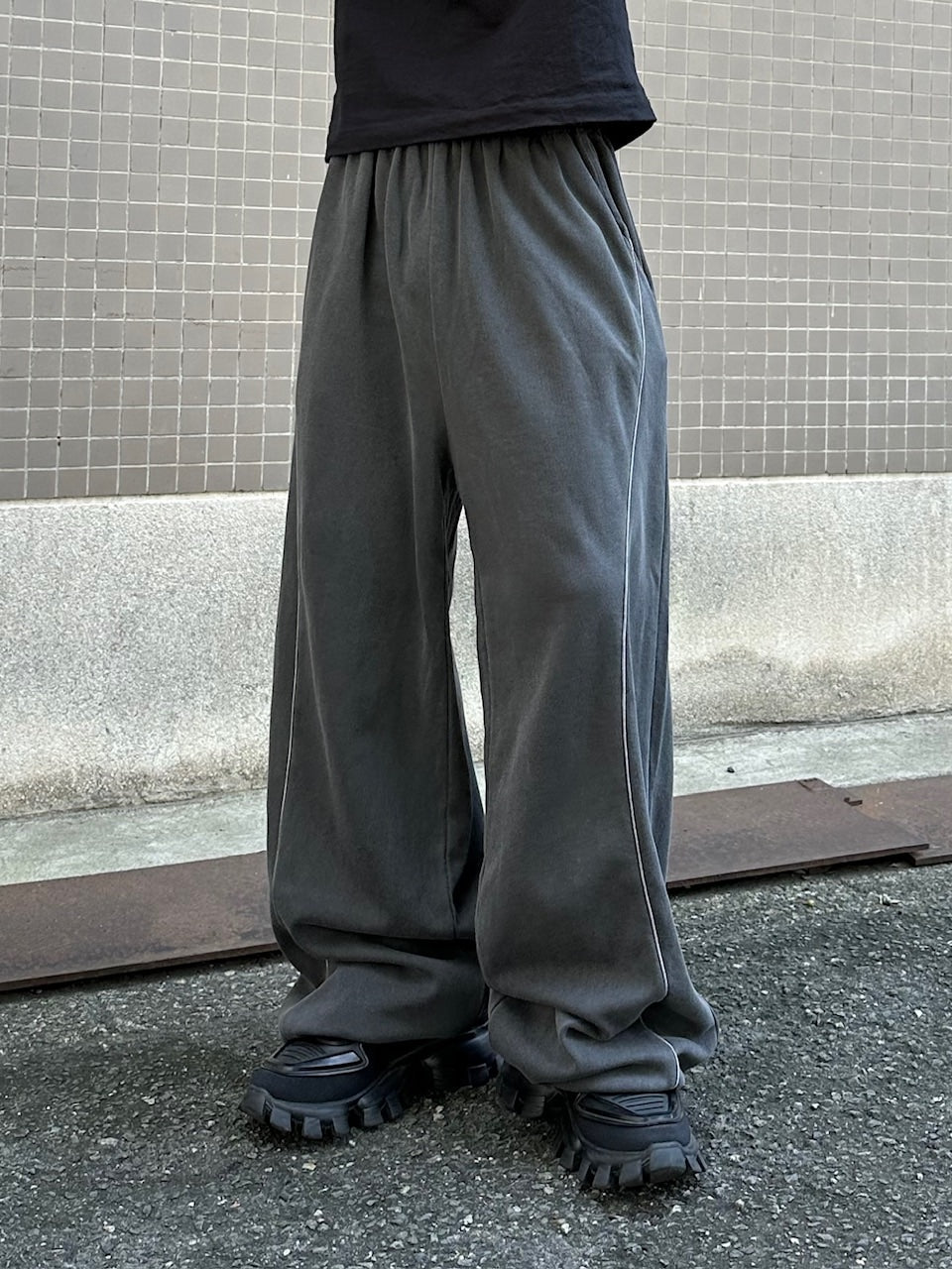 大阪店WEB限定受注制【Chikashitsu +】pigment piping wide sweat pants (2color)