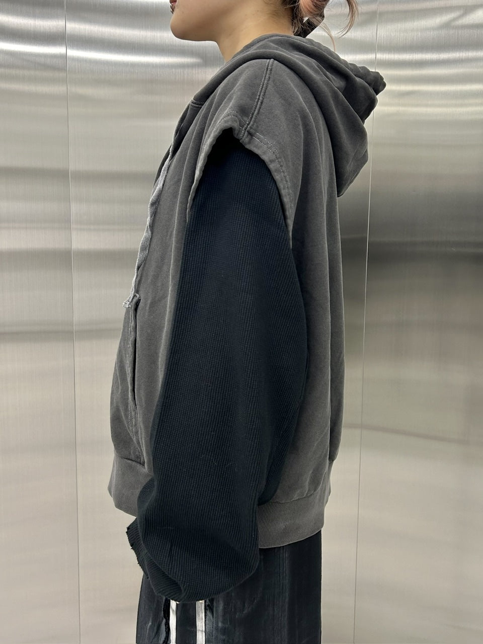 受注制【Never mind the XU】pigment sleeveless zip up hoodie (2color)