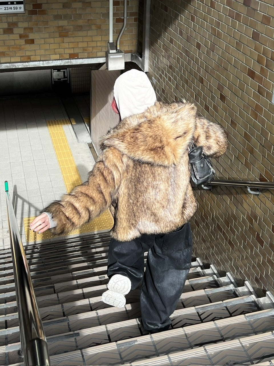 受注制【Chikashitsu +】hooded cropped fur blouson (2color)