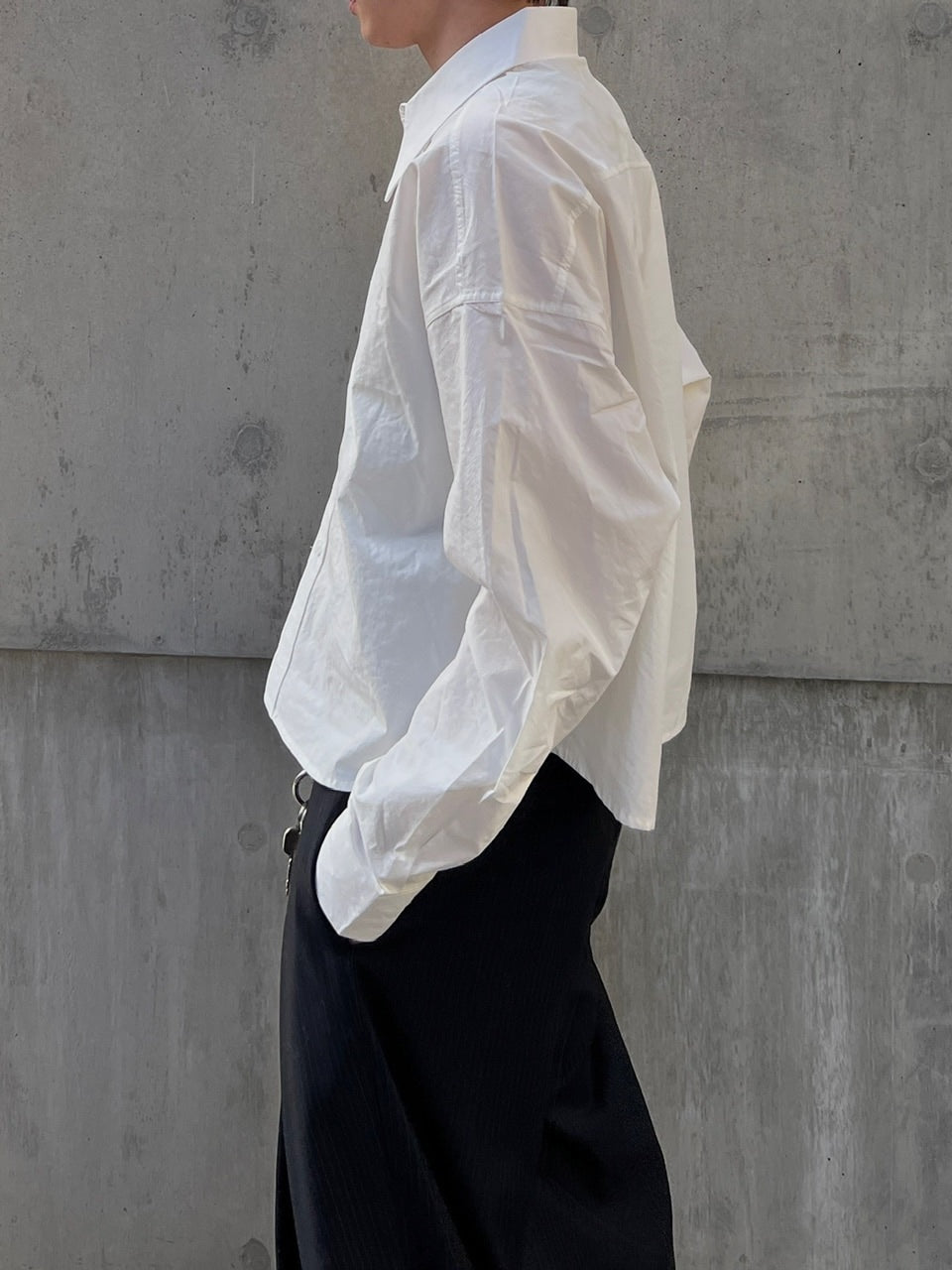 東京店WEB限定受注制【Chikashitsu +】Loose fit cropped shirt (2color)