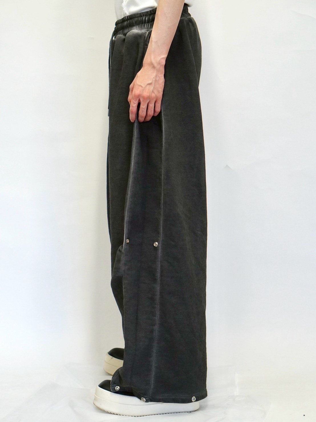 【DIG YOUR OWN GRAVE】Spray coating sweat pants
