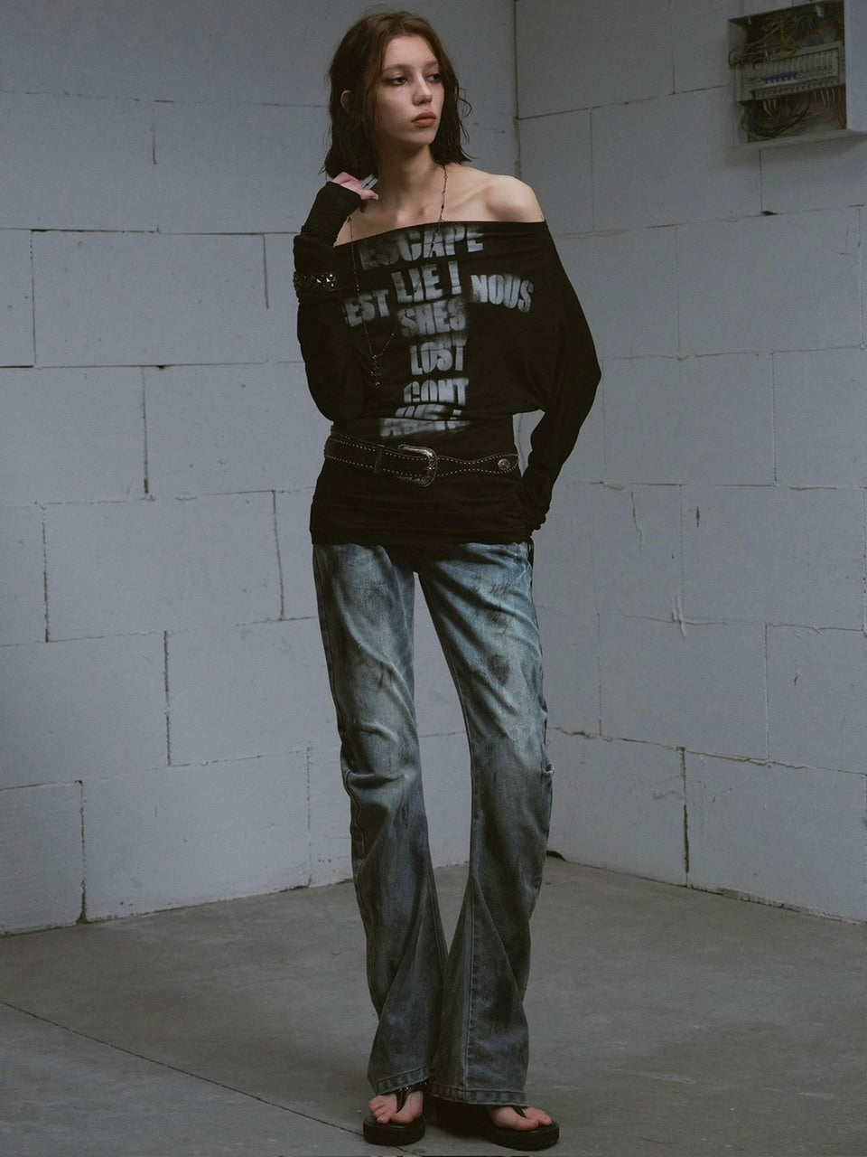 【Cest Nous】Doodle-printed batwing sleeve top / 【セヌー】オフショルダープリント長袖トップス