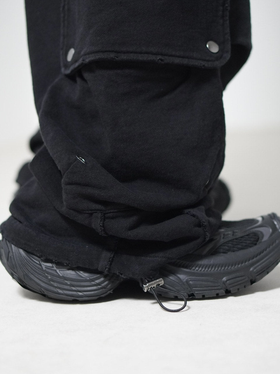 【CHIKASHITSU PLUS HIGH】4 pocket dirty wash sweat cargo pants (wash black) / 【チカシツプラスハイ】マルチポケットダーティーウォッシュスウェットカーゴパンツ