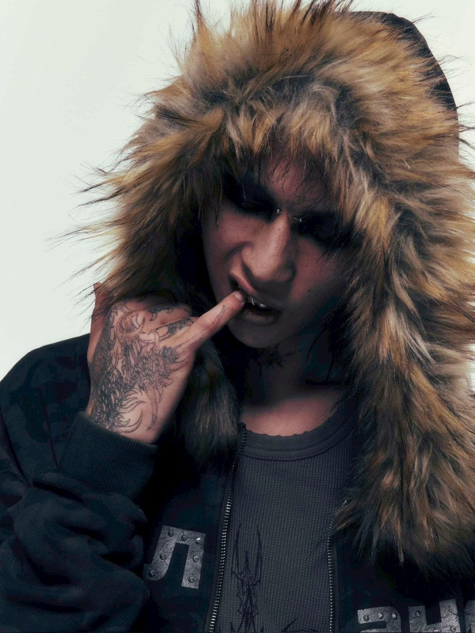 【DIG YOUR OWN GRAVE】Желание FUR HOODIE /【ディグユアオウングレイブ】ファーフードフードジェラーニエロゴジップアップパーカー