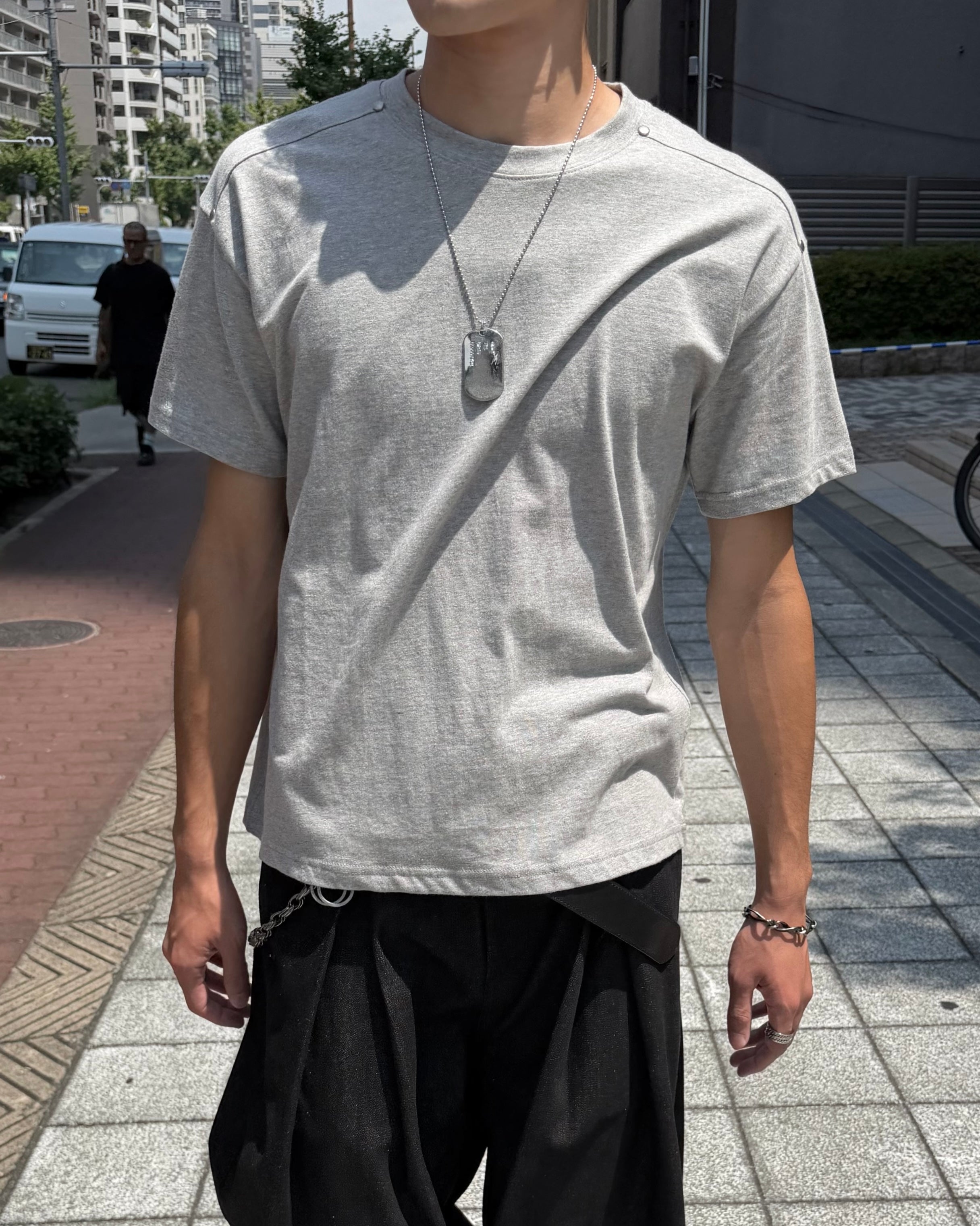 大阪店WEB限定受注制【Chikashitsu +】shoulder rivet t-shirt (3color)