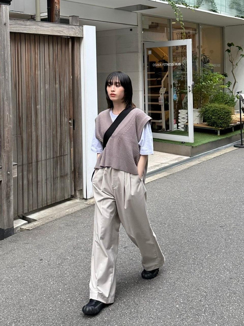 大阪店WEB限定受注制【Chikashitsu +】cropped box vest (2color)