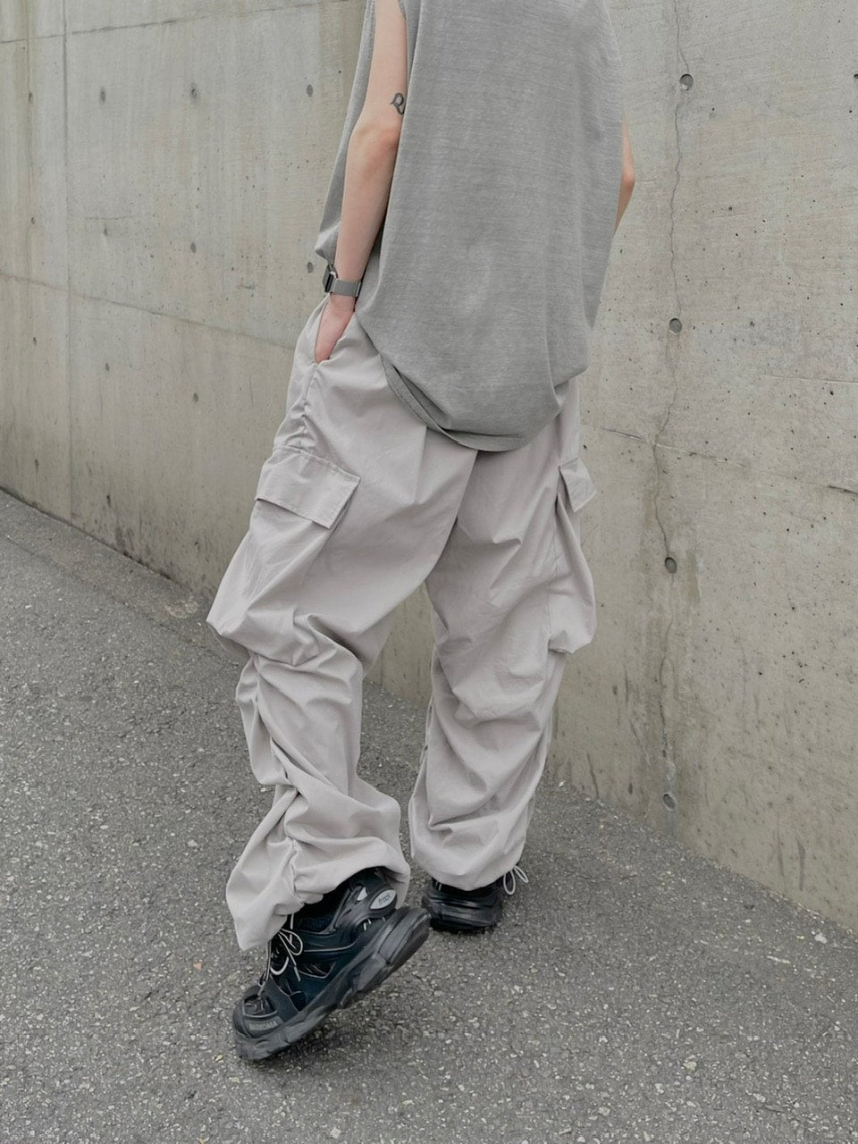 受注制【Chikashitsu +】oversized gather cargo pants (3color)