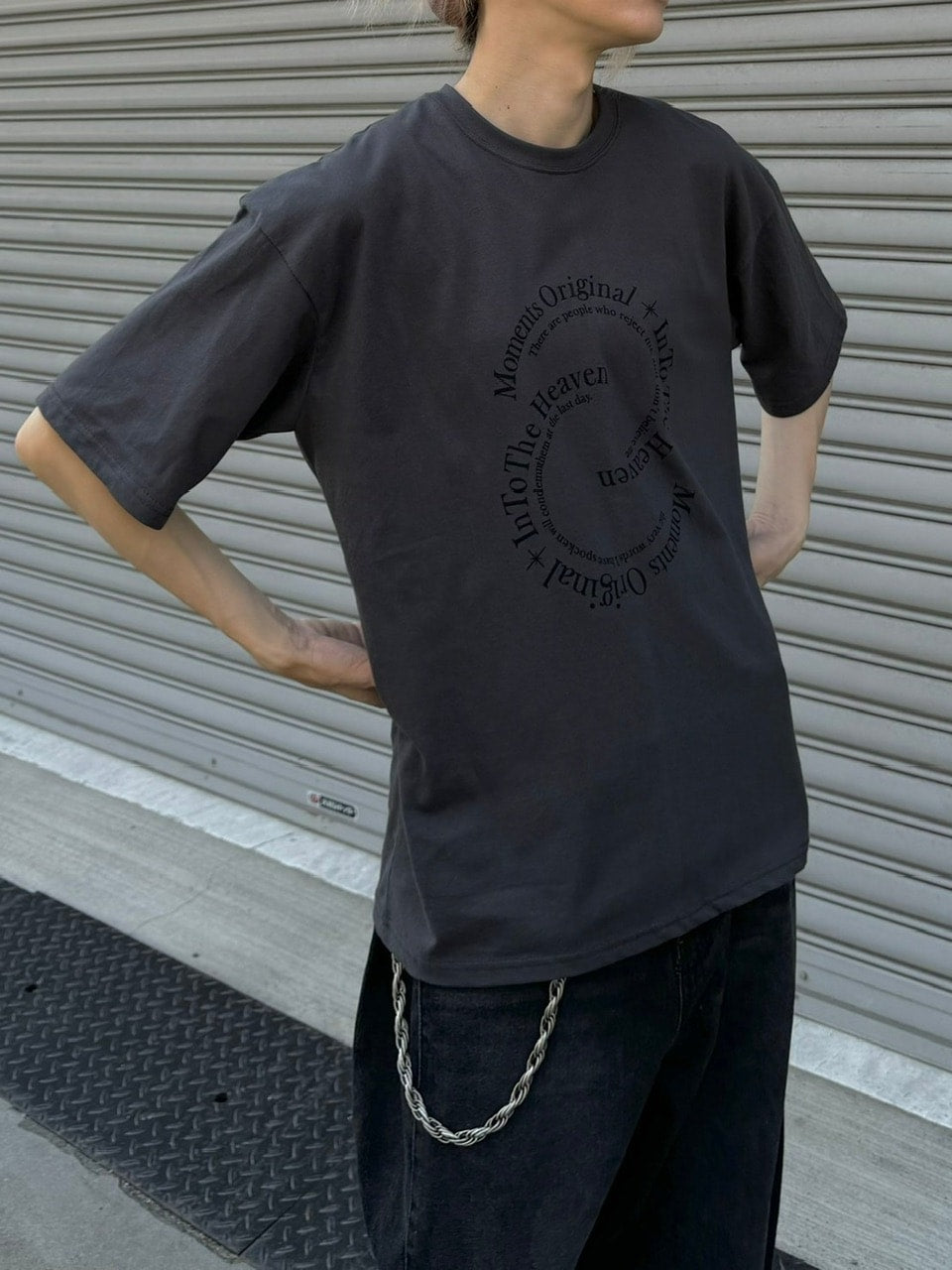 受注制【Chikashitsu +】logo graphic t-shirt 2 (3color) / 【チカシツプラス】グラフィックロゴプリント半袖Tシャツ