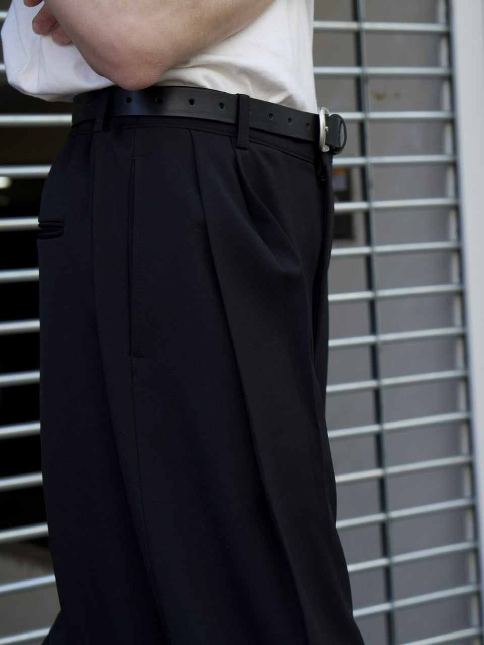 東京店WEB限定【Chikashitsu +】full length knee tuck slacks (2color)