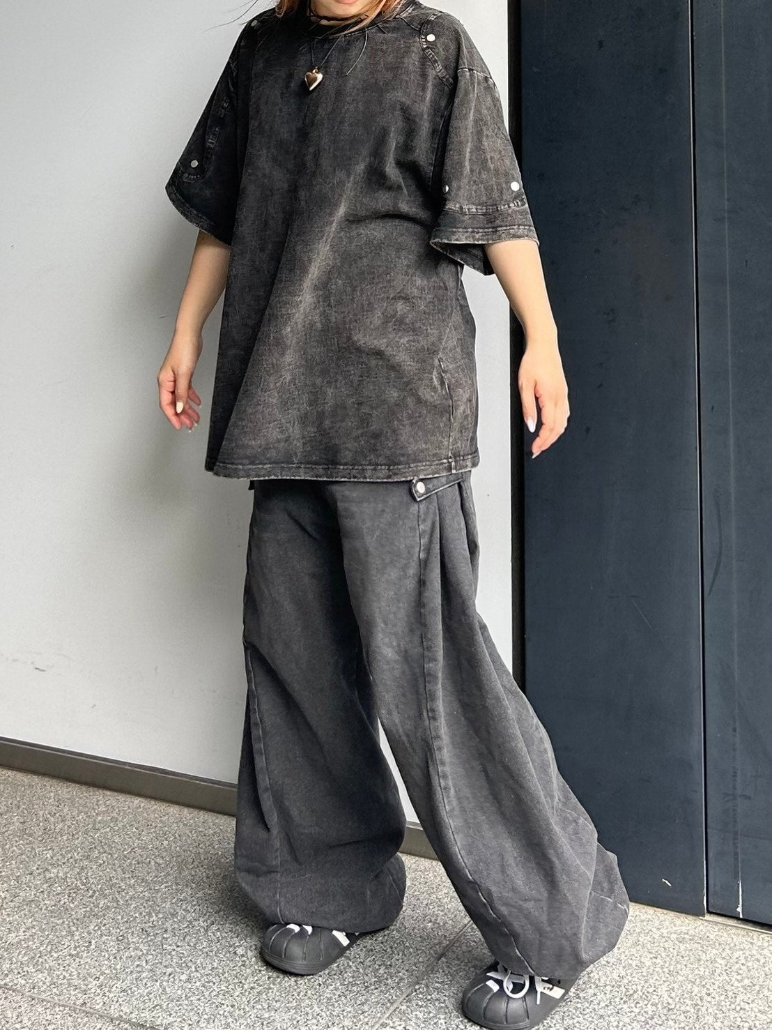 【Chikashitsu +】oversized pigment rivet t-shirt (2color)