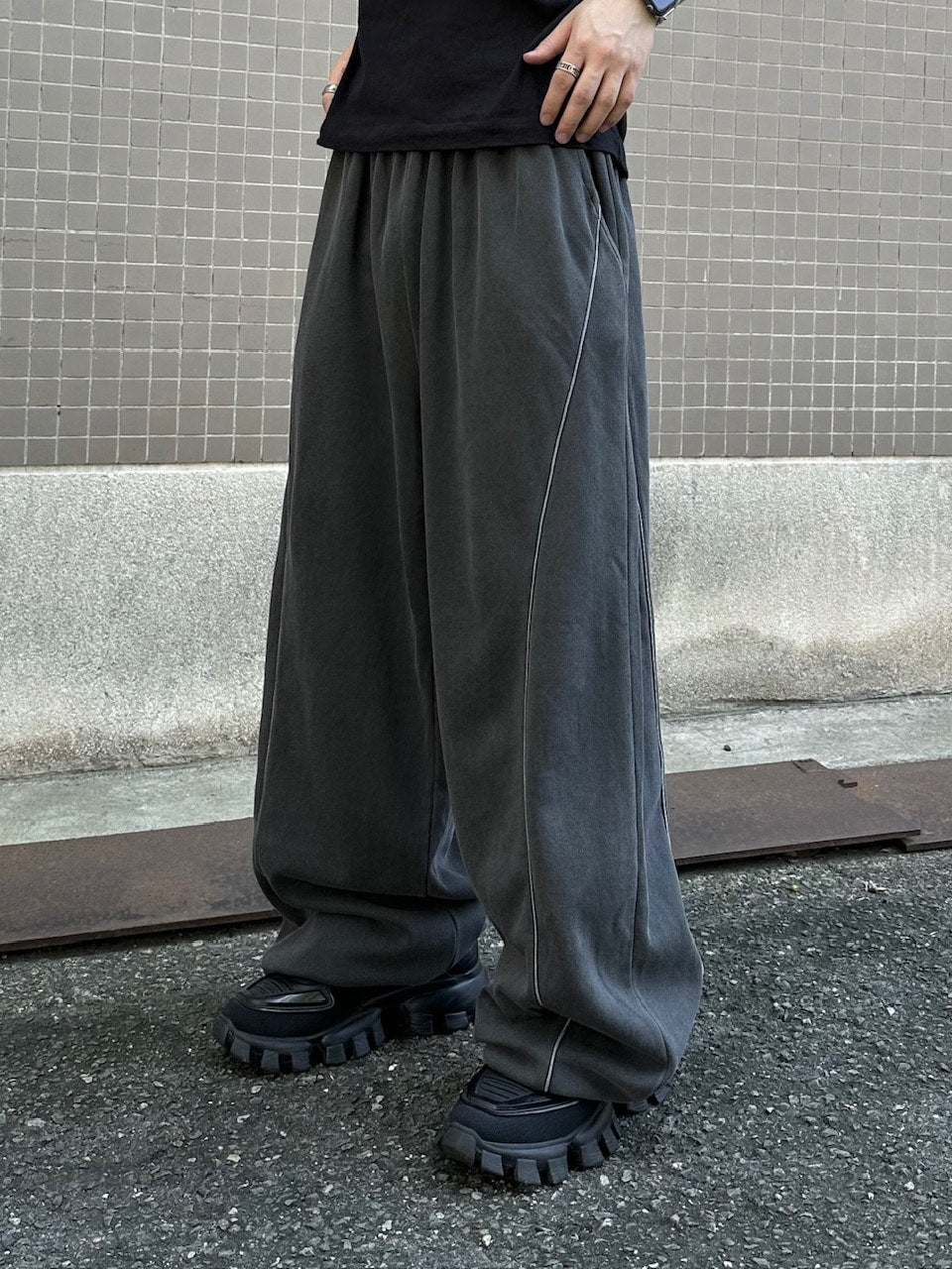 大阪店WEB限定受注制【Chikashitsu +】pigment piping wide sweat pants (2color)