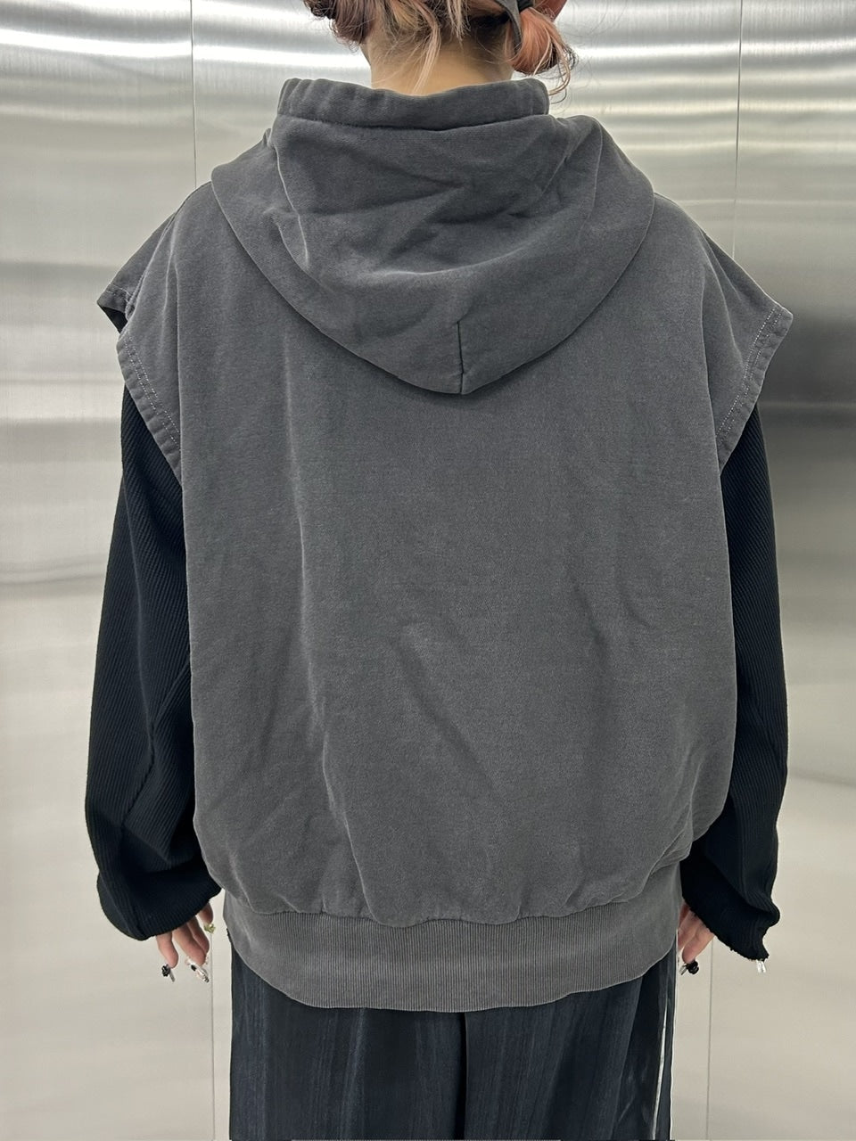 受注制【Never mind the XU】pigment sleeveless zip up hoodie (2color)