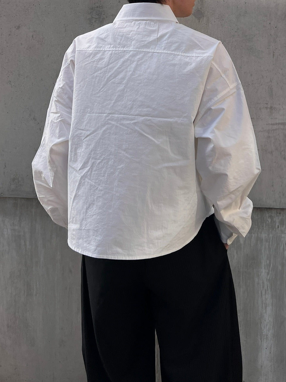 東京店WEB限定受注制【Chikashitsu +】Loose fit cropped shirt (2color)