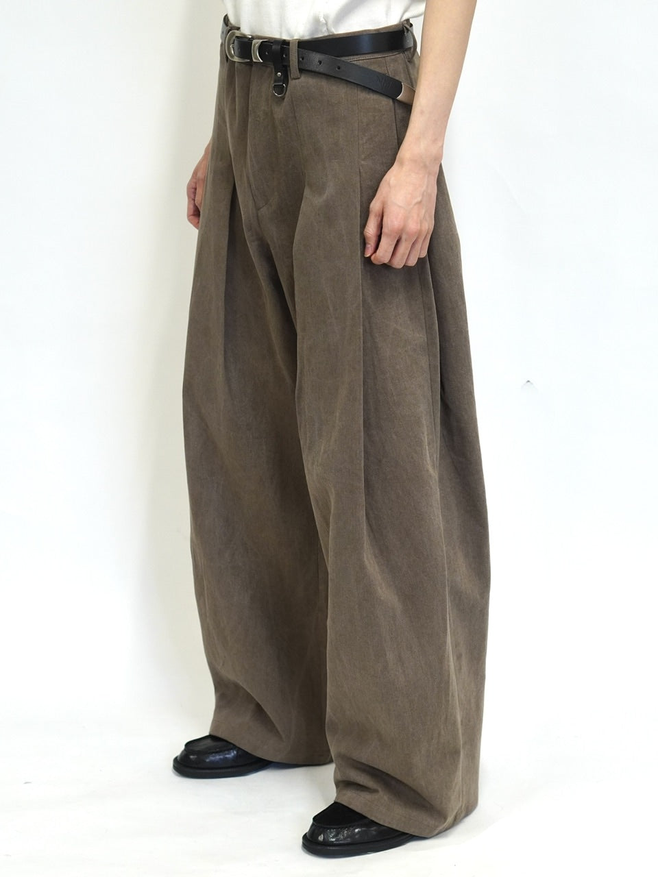 東京店WEB限定受注制【Chikashitsu +】deep tuck cotton wide slacks (3color)