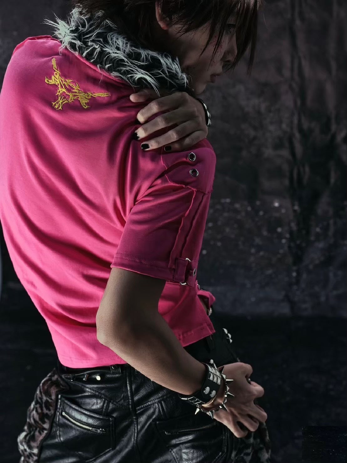 【Cozy world Wide】"BBY TECHBOI" FUR POLO / 【コージーワールドワイド】ロゴグラフィックファーカラー半袖ポロシャツ