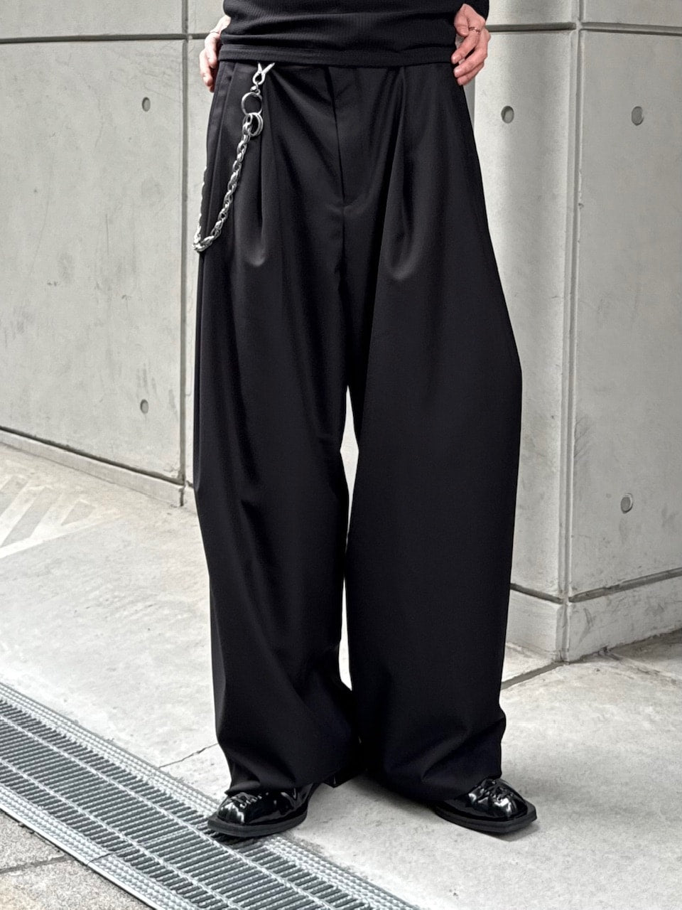 受注制【Chikashitsu +】two-tuck wide slacks / 【チカシツプラス】ツータックワイドスラックス (2color)