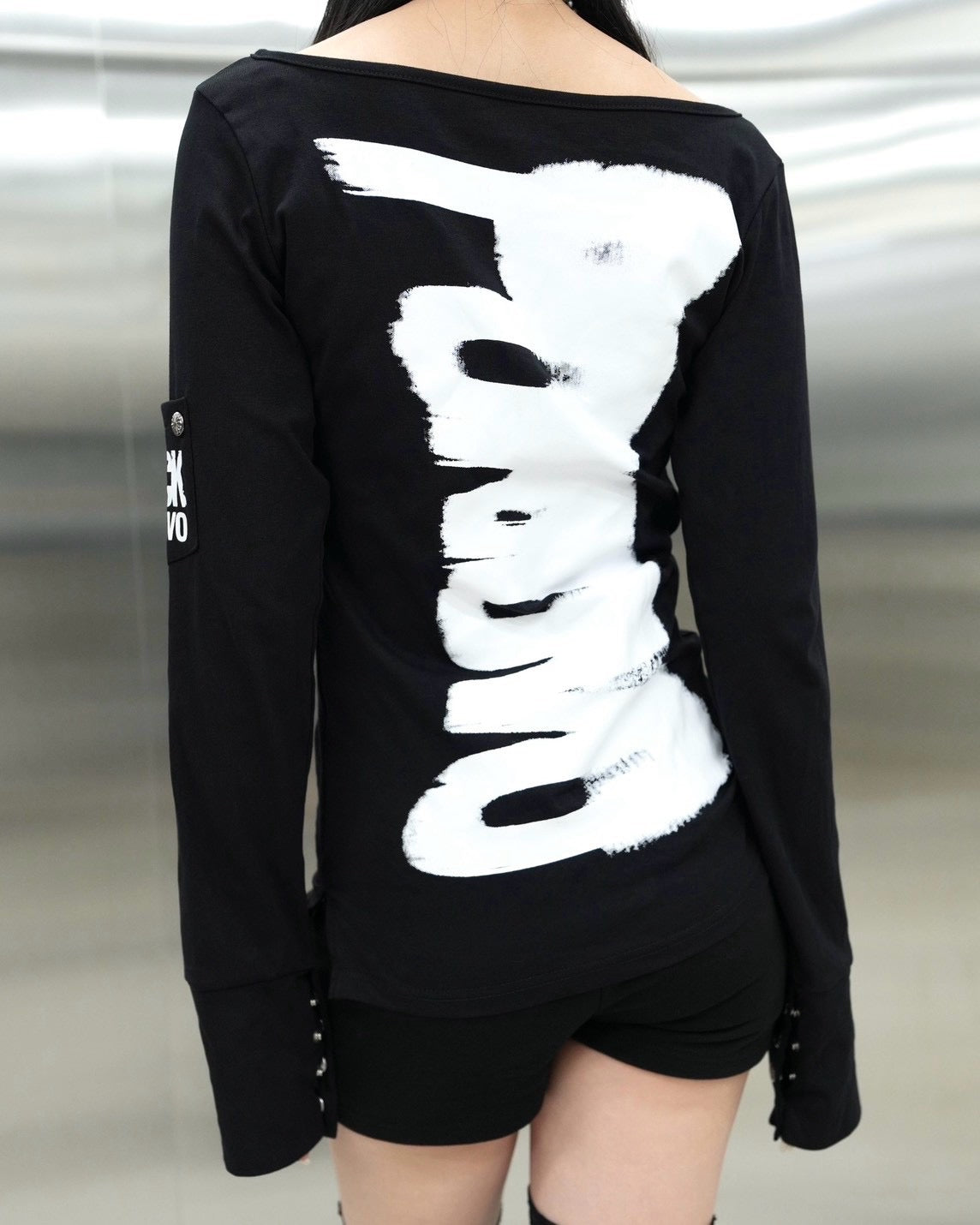 受注制【Never mind the XU】Back graphic slim top (2color)