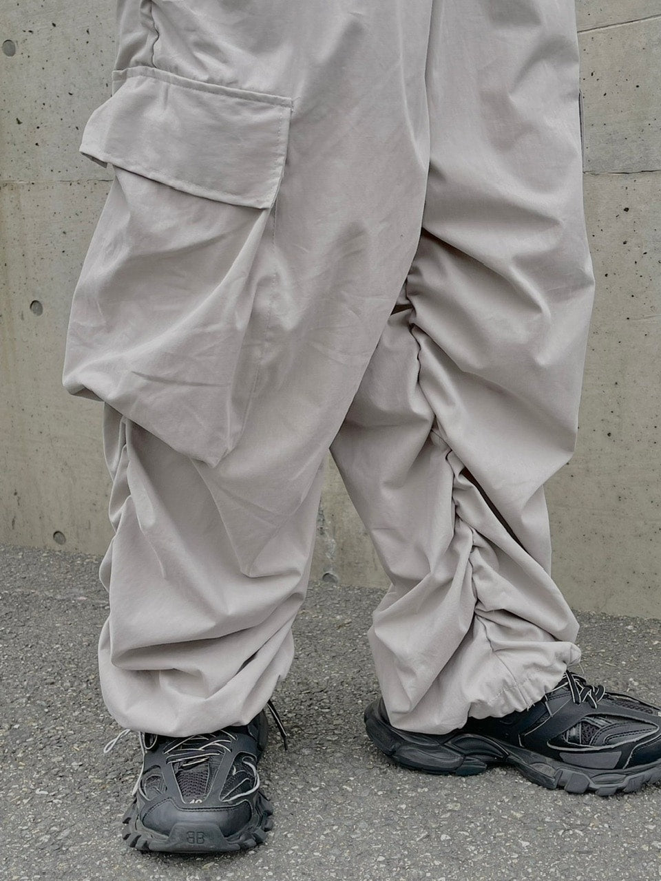 受注制【Chikashitsu +】oversized gather cargo pants (3color)