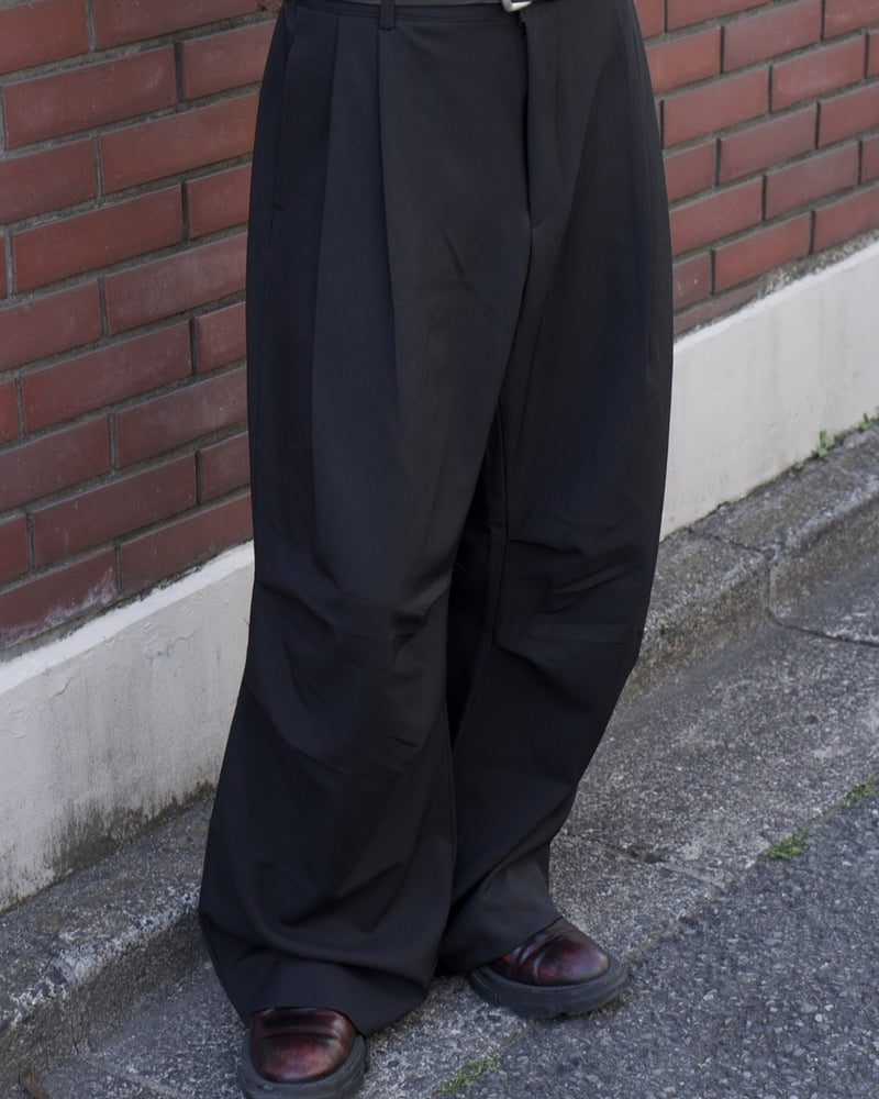 東京店WEB限定【Chikashitsu +】full length knee tuck slacks (2color)