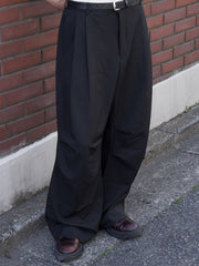 東京店WEB限定【Chikashitsu +】full length knee tuck slacks (2color)