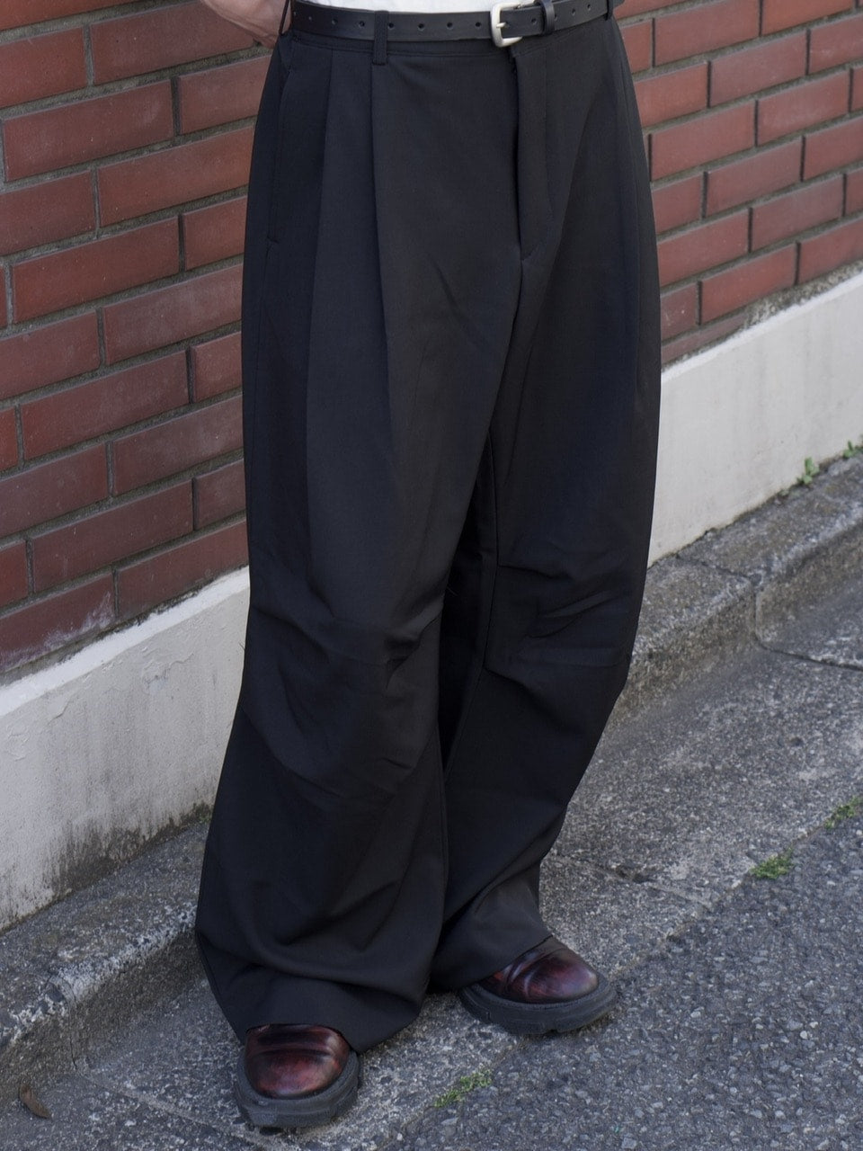 東京店WEB限定【Chikashitsu +】full length knee tuck slacks (2color)