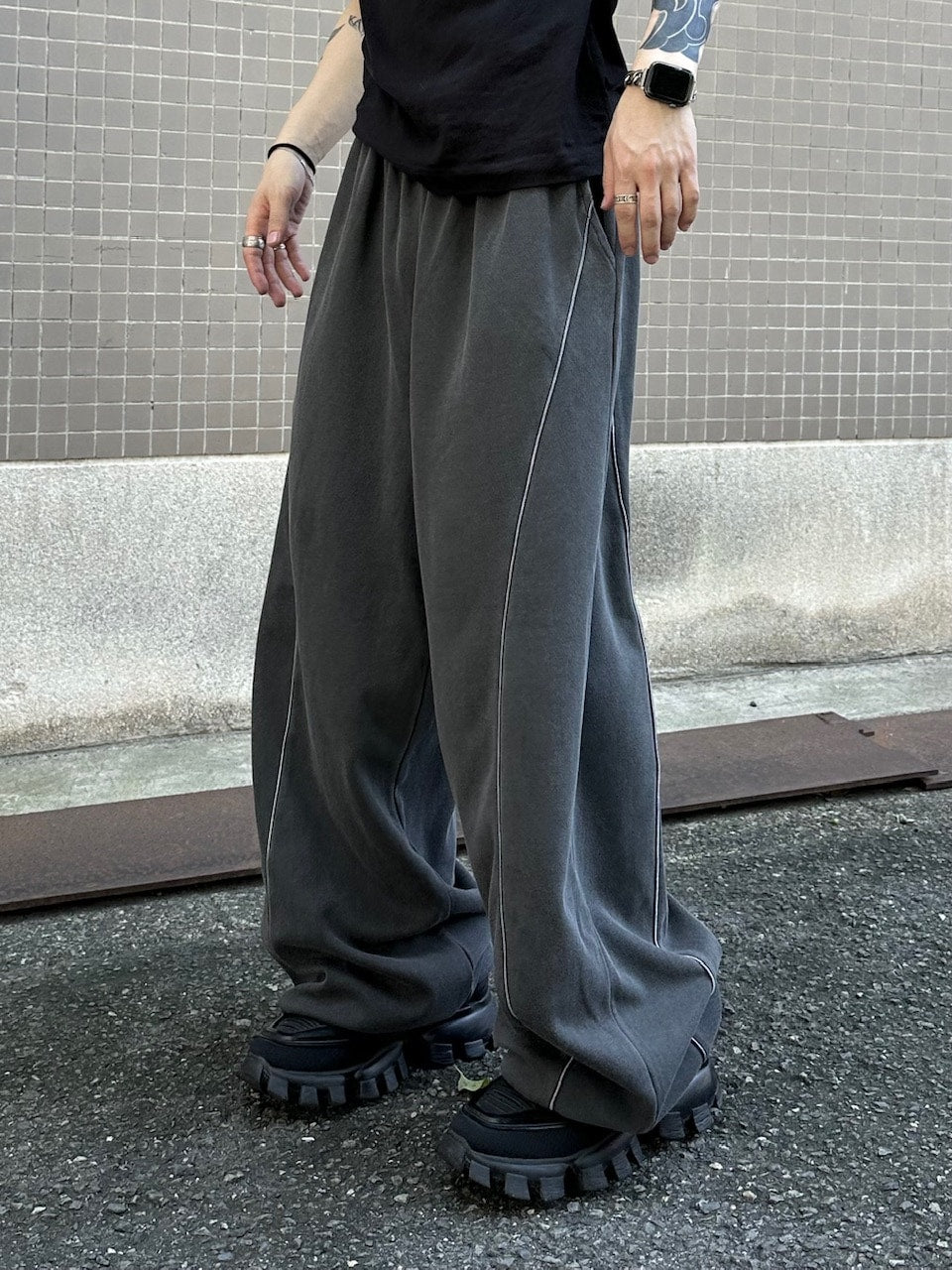 大阪店WEB限定受注制【Chikashitsu +】pigment piping wide sweat pants (2color)