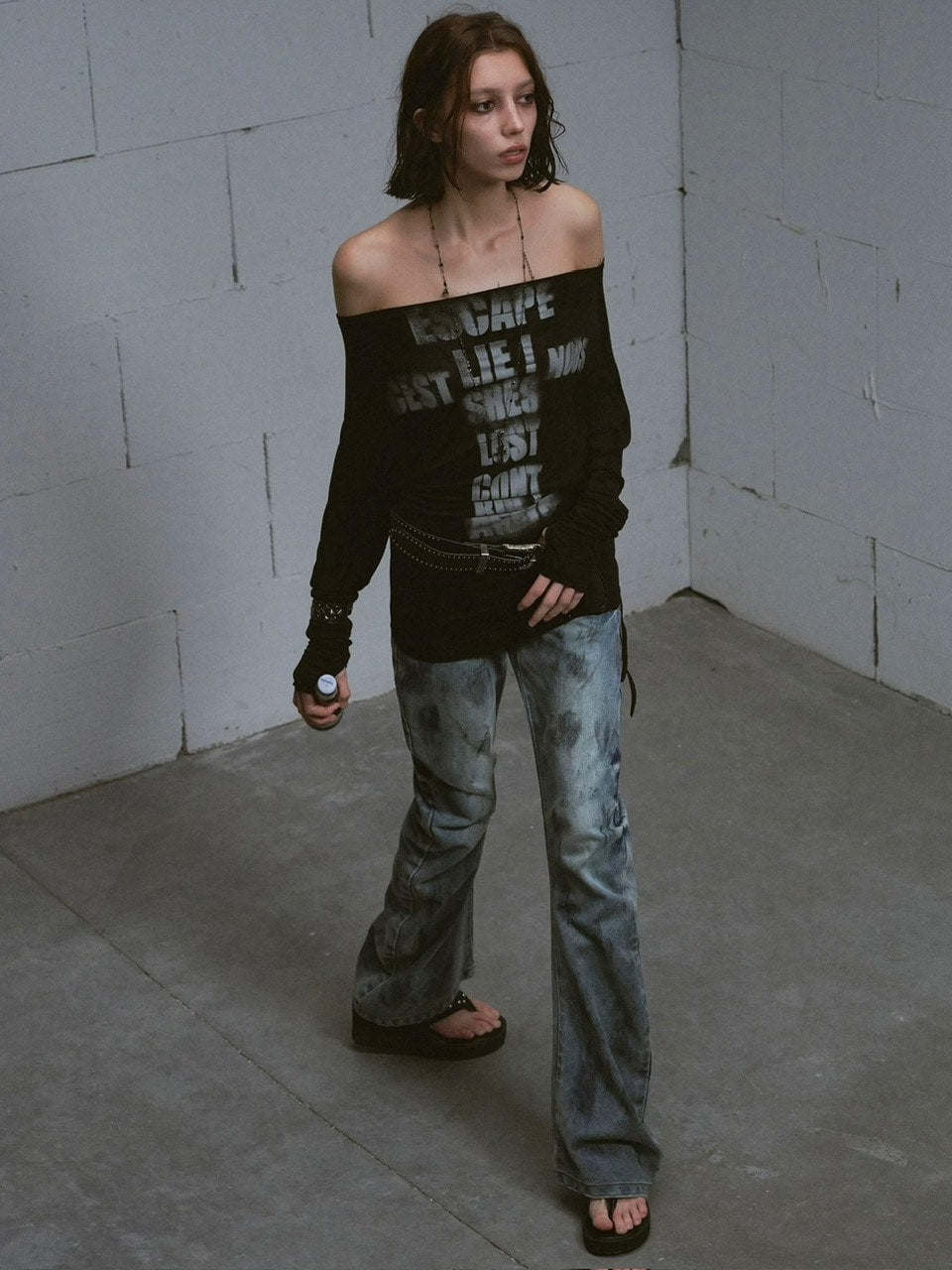 【Cest Nous】Doodle-printed batwing sleeve top / 【セヌー】オフショルダープリント長袖トップス