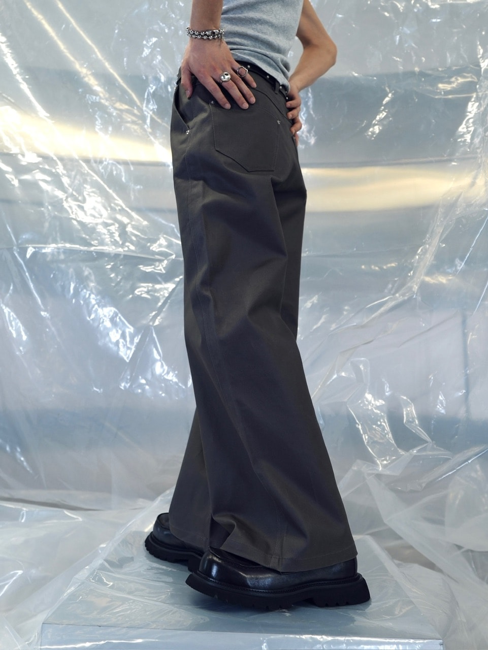 【CS】COATED WIDE DENIM PANTS (CHARCOAL)