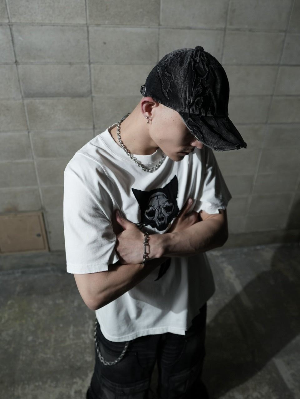 【CHIKASHITSU PLUS HIGH】Destroy skull cat T-shirt (white)