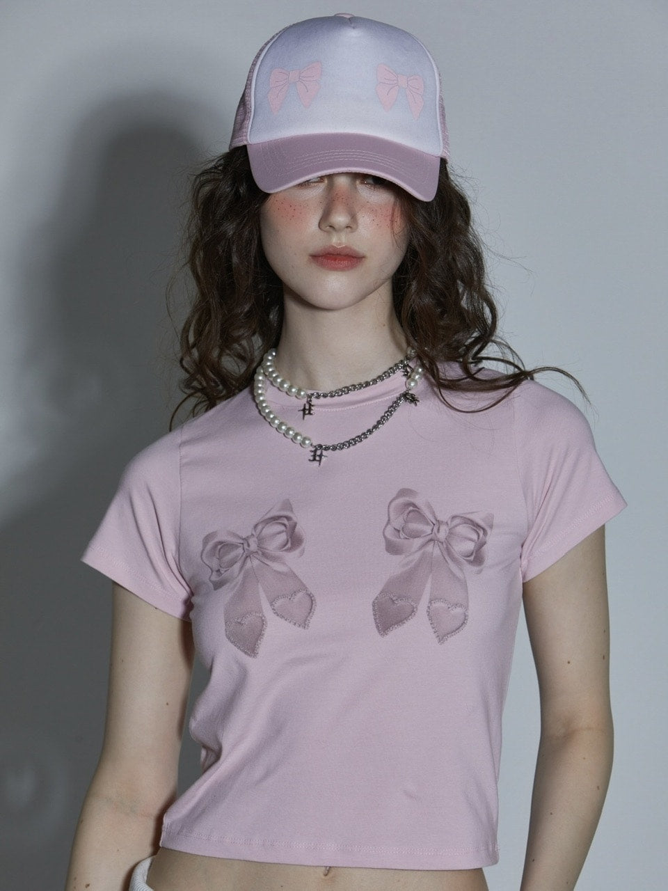 【GATELESS】RIBBON PRINT LOGO CROPPED T-SHIRT / 【ゲートレス】リボンプリントロゴクロップド半袖Tシャツ