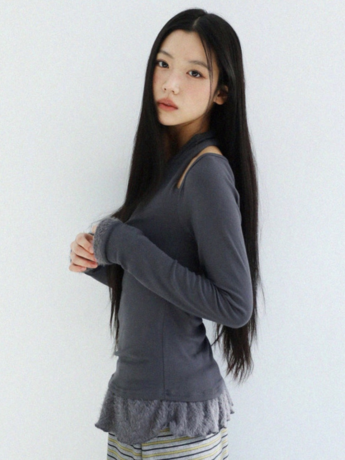 12/21 20:00 発売【Uglyshadow】SCARF FUR FRILL T-SHIRT