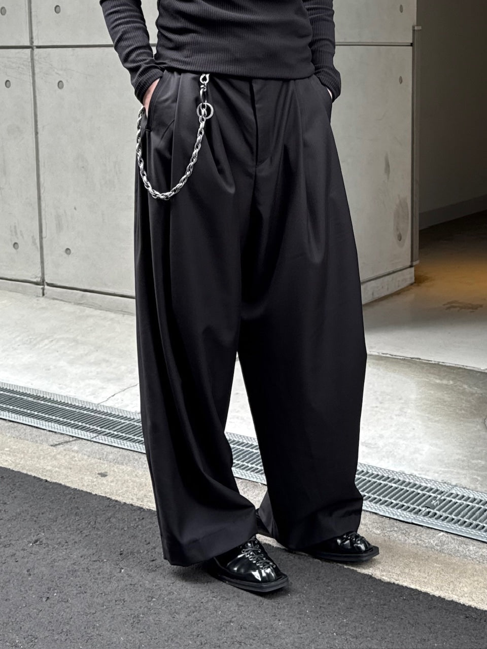 受注制【Chikashitsu +】two-tuck wide slacks / 【チカシツプラス】ツータックワイドスラックス (2color)